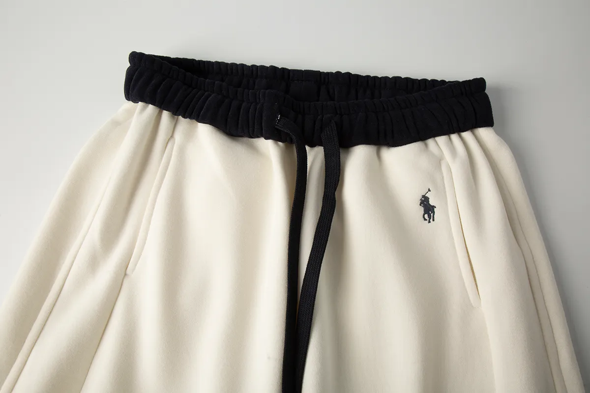 P230 White background picture [Fleet in winter] Style number: 25130# Color: black/navy blue/dark gray/light gray/white gray/beige/light khaki Size: S-XL - Ralph Lauren/Ralph Lauren 2025FW autumn and winter plus velvet contrasting waist design drawstring scimitar version lazy feeling loose couple sweatpants - brushed face velvet lining one piece for winter - custom dyed trouser cord hanging hardware The details are in place - loose fit, scimitar legs, loose upper body without looking too big - RL/lazy autumn and winter sweatpants, a pair of casual sweatpants that are very suitable for CleanFit. Loose fit scimitar fit trousers can be used as couple wear. It has a relaxed feel for daily wear. Contrasting color shakes to increase the overall sense of layering. The sense of drape is visible to the naked eye. The design of the trouser legs can be closed, which can also be very warm and versatile in winter.